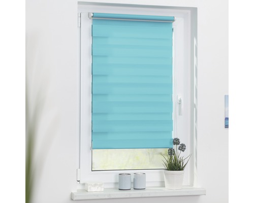 Fenster mit blauem Doppelrollo zur Lichtregulierung