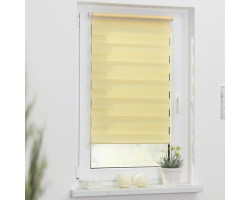 Fenster mit gelbem Doppelrollo zur Lichtregulierung