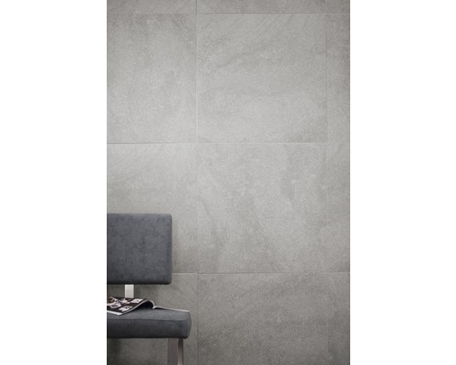 Wandgestaltung mit grauen Fliesen und Sitzgelegenheit