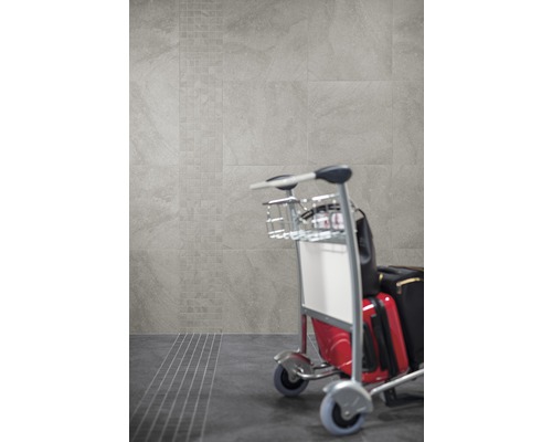 Wand- und Bodenfliesen mit Trolley im Innenraum