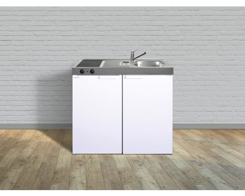 Kompakte Pantryküche mit Kochfeld, Spüle und Unterschrank vor einer Ziegelwand