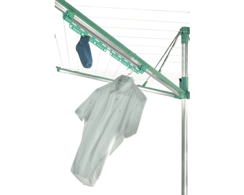 Drehflügelwäschetrockner mit aufgehängter Kleidung