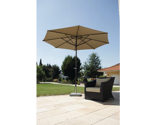 Gartenszene mit Sonnenschirm, Sessel und Gartengestaltung