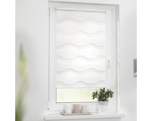 Fenster mit weißem, gewelltem Doppelrollo