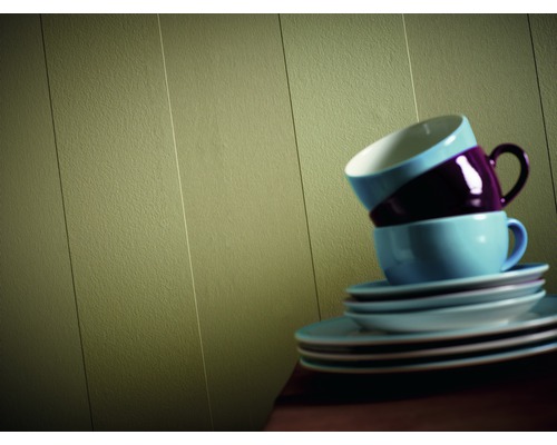 Dekorative Wandgestaltung mit gestapeltem Geschirr