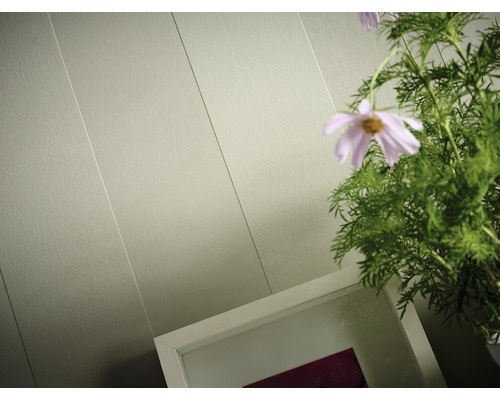 Paneele an einer Wand im Innenraum.