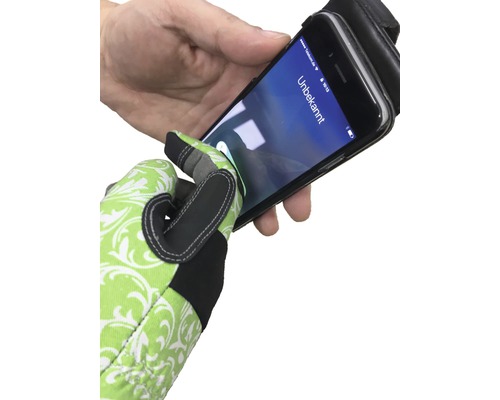 Eine Hand mit Gartenhandschuh bedient ein Smartphone.