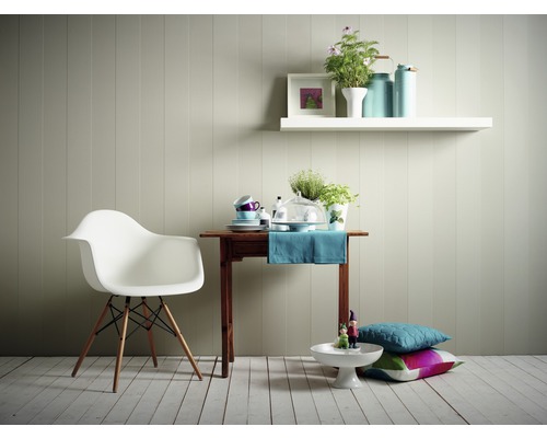 Helles Zimmer mit Tisch, Stuhl, Dekoration und Wandregal