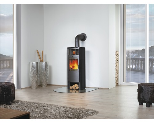 Kaminofen im Wohnzimmer mit Glasplatte und Holzscheiten