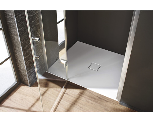 Begehbare Dusche mit flacher Duschwanne und Glasabtrennung im modernen Badezimmer.