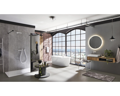 Helles Badezimmer im Loftstil mit Dusche, Badewanne, Waschtisch und großem Fenster