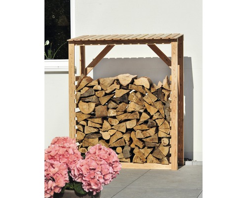 Holzregal gefüllt mit Brennholz im Garten