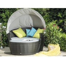 Garten Szene mit rundem Daybed aus Polyrattan mit Baldachin und Kissen