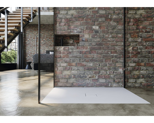 Badezimmer mit ebenerdiger Dusche, Trennwand aus Glas und Backsteinmauer.