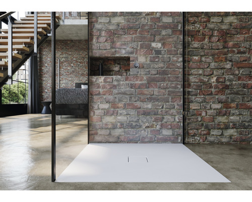 Begehbare Dusche mit flacher, weißer Duschwanne vor einer Backsteinwand