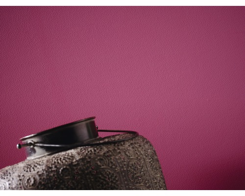 Dekorativer Metalleimer auf gemustertem Stoff