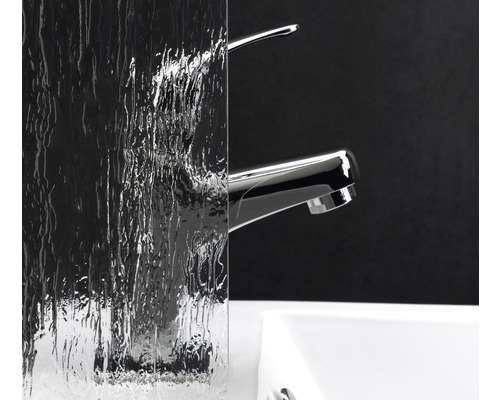 Dekorglas mit Wasserfalldesign und Armatur