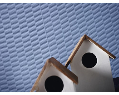 Zwei weiße Vogelhäuser mit Holzgiebel