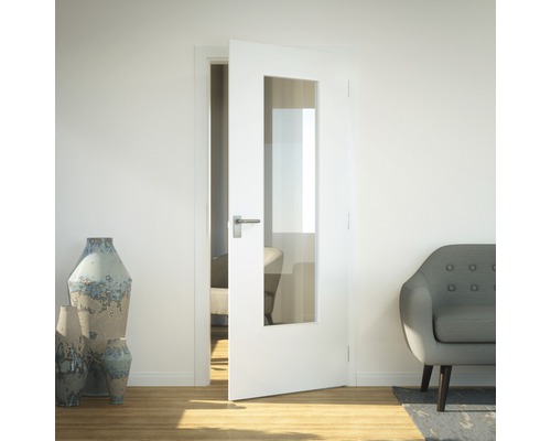 Zimmertür mit Glaseinsatz in einem hellen Raum mit Sofa und Dekoration