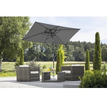 Gartenszene mit Lounge Möbeln, Tisch und Sonnenschirm