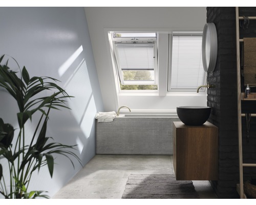 Badezimmer mit Dachfenstern, Waschbecken und Badewanne