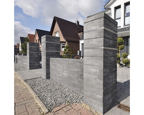 Gartenansicht mit grauer Mauer und Säulen