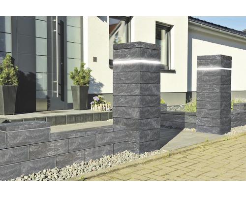 Eingangsbereich mit Mauersystem und beleuchteten Säulen