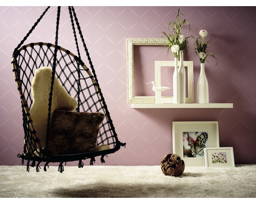 Hängesessel mit Kissen in einem hellen Wohnraum mit Dekoration