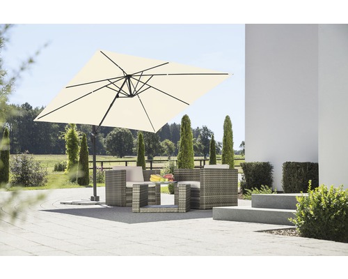 Gartenszene mit Sonnenschirm, Sitzgruppe und Tisch auf einer Terrasse
