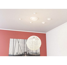 Deckenleuchte und Zierleisten an der Decke