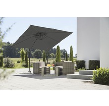 Gartenszene mit Lounge-Möbeln und einem quadratischen Sonnenschirm