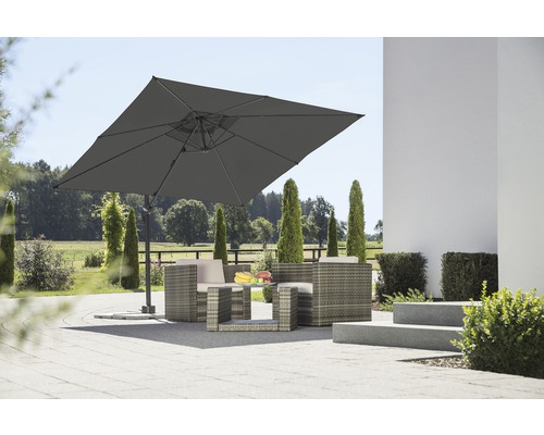 Gartenszene mit Lounge-Möbeln und einem quadratischen Sonnenschirm