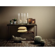 Dekoratives Interieur mit Konsole, Wohnaccessoires und gemusterter Tapete.