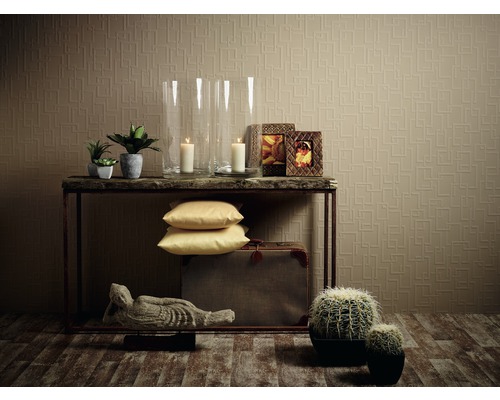 Dekoratives Interieur mit Konsole, Wohnaccessoires und gemusterter Tapete.