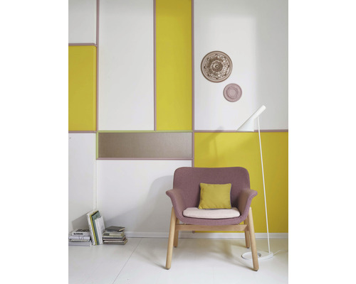 Wohnzimmer mit Wandpaneelen, Sessel und Stehlampe