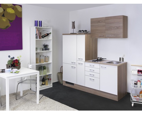 Kompakte Küchenzeile mit Schränken, Regalen und Esstisch für kleine Räume