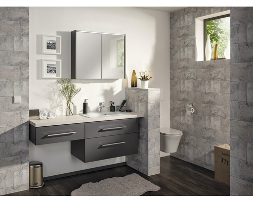 Modernes Badezimmer mit Waschtisch, Spiegelschrank, Toilette und grauen Fliesen.