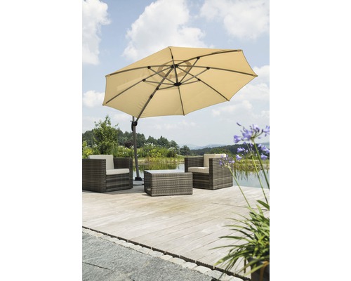 Gartenszene mit Sonnenschirm, Rattansesseln und Tisch auf Holzterrasse