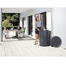 Szene im Freien mit Regenspeicher, Familie und Gartenmöbeln