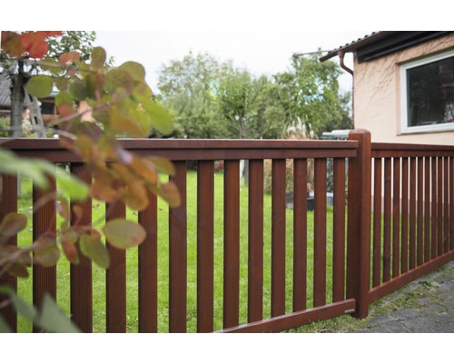 Holzzaun im Garten mit Rasenfläche