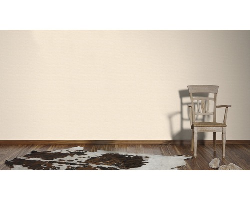 Wohnraumszene mit Stuhl, Teppich und Holzboden