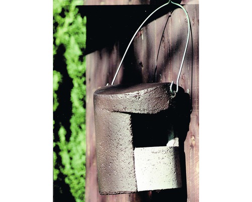 Fledermauskasten mit Drahtbügel zur Aufhängung an einer Holzwand