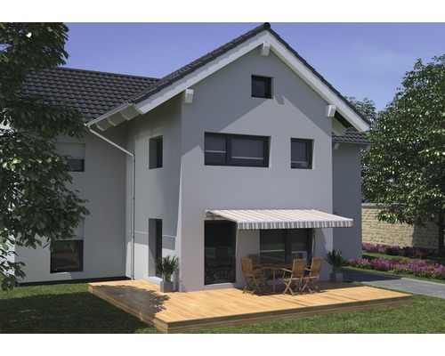Hausansicht mit Terrasse, Markise, Tisch und Stühlen im Garten.