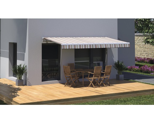 Terrasse mit Markise, Tisch und Stühlen
