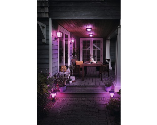 Veranda mit Tisch, Stühlen, Pflanzen und Außenleuchten