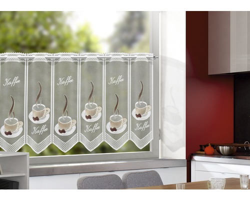 Gardinenstore mit Kaffeemotiv vor einem Fenster
