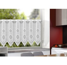 Gardinenstore mit geometrischem Muster am Fenster