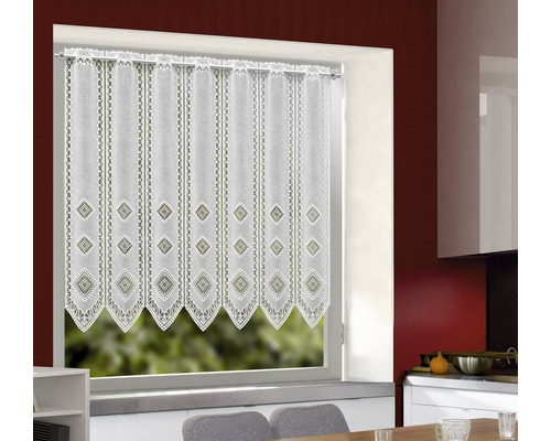 Gardine mit Rautenmuster vor einem Fenster in einer Küche.