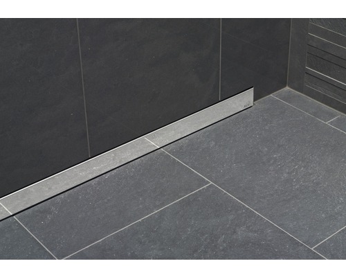 Eingebauter Duschablauf aus Metall auf gefliestem Boden