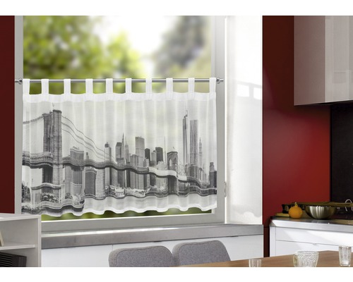 Gardinenstore mit New York Skyline Motiv am Fenster